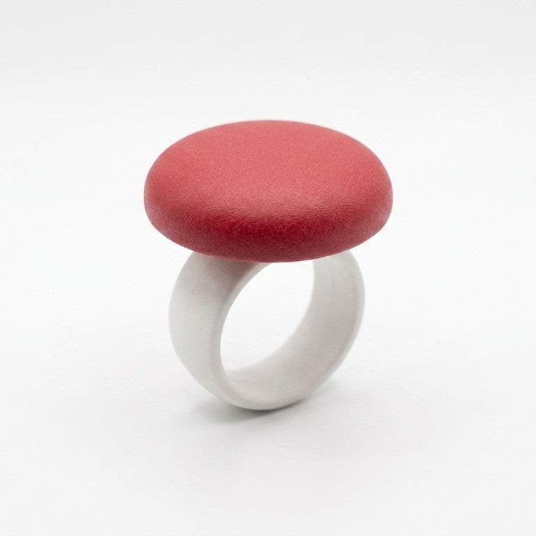 Esfera Red Velvet — anillo de porcelana rojo mate con banda blanca sobre fondo blanco, vista frontal