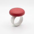 Esfera Red Velvet — anillo de porcelana rojo mate con banda blanca sobre fondo blanco, vista frontal
