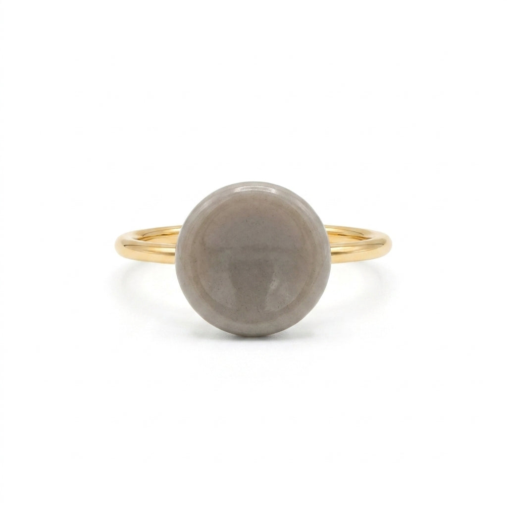 Nidus Topo — anillo de porcelana con cúpula circular lisa en esmalte topo brillante sobre aro fino de oro, vista frontal sobre fondo blanco