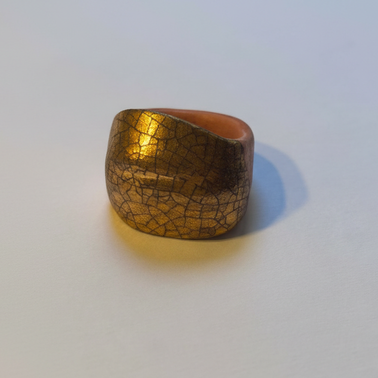 Crépité — anillo de barro terracota con cúpula de oro craquelado, vista trasera sobre fondo blanco mostrando el interior terracota sin esmaltar