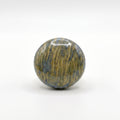 Vetiver — anillo esfera de porcelana con vetas verdes y doradas sobre fondo blanco
