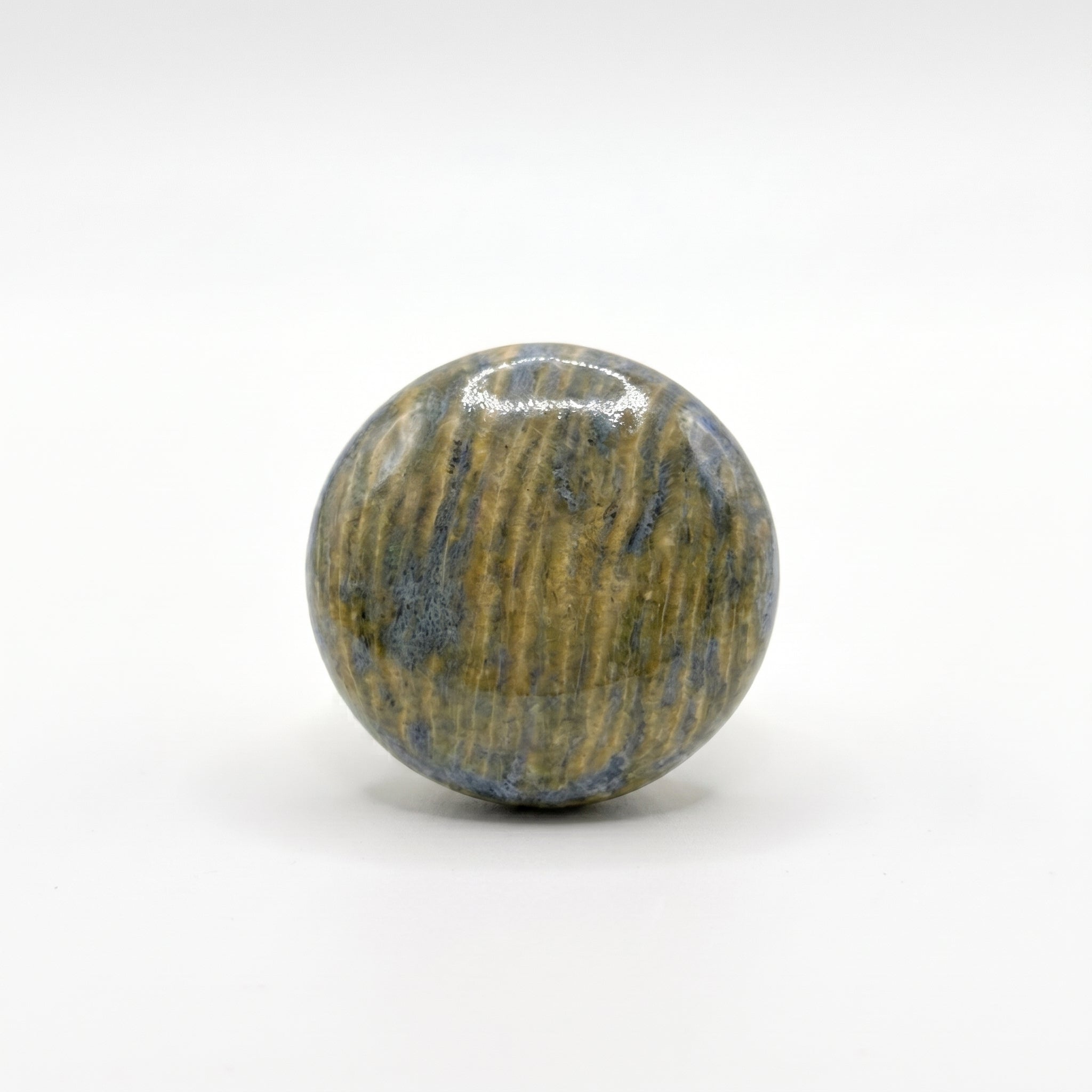 Vetiver — anillo esfera de porcelana con vetas verdes y doradas sobre fondo blanco