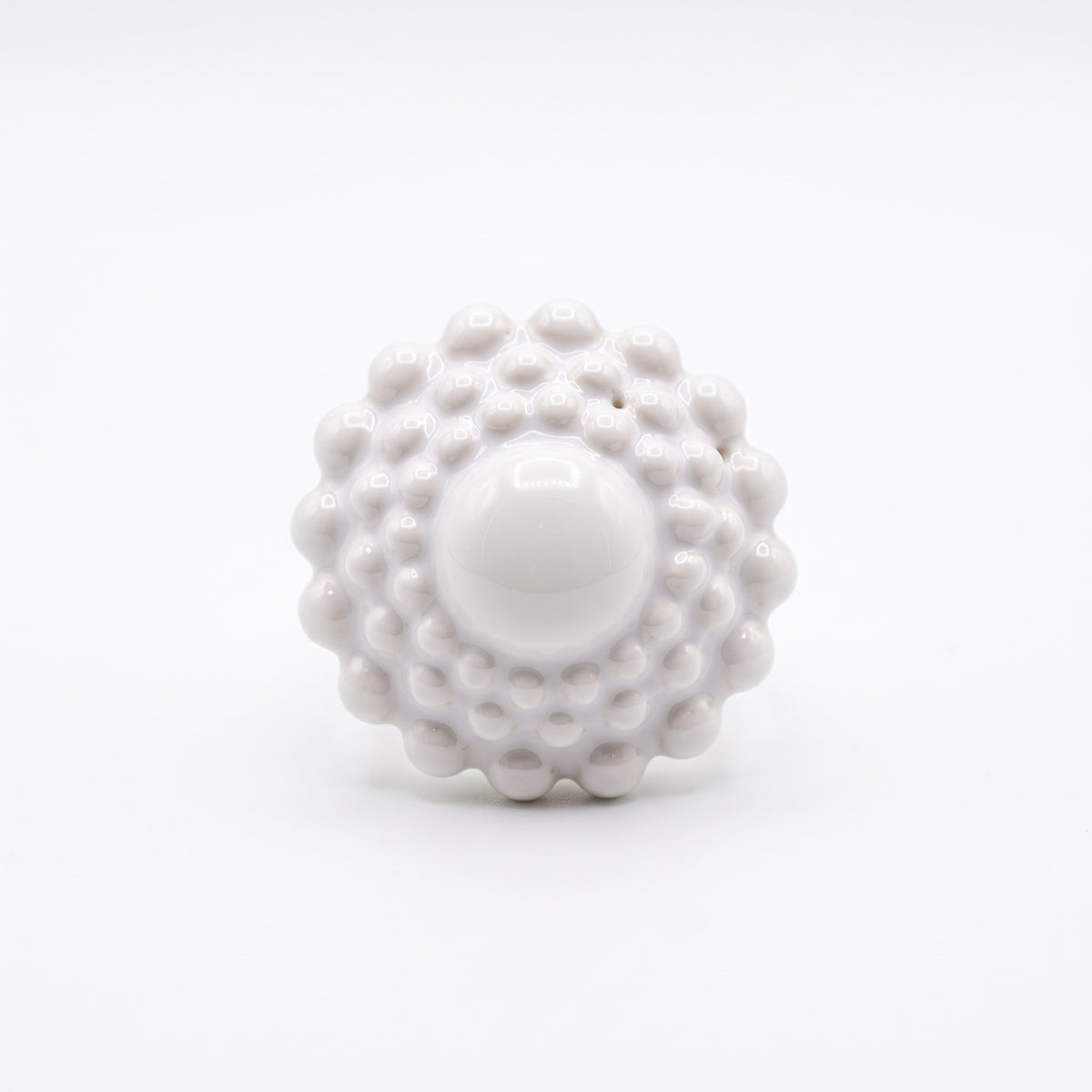 Girándola Blanco Nacarado — vista frontal del anillo de porcelana blanca monocromática con bultos y centro liso, fondo blanco