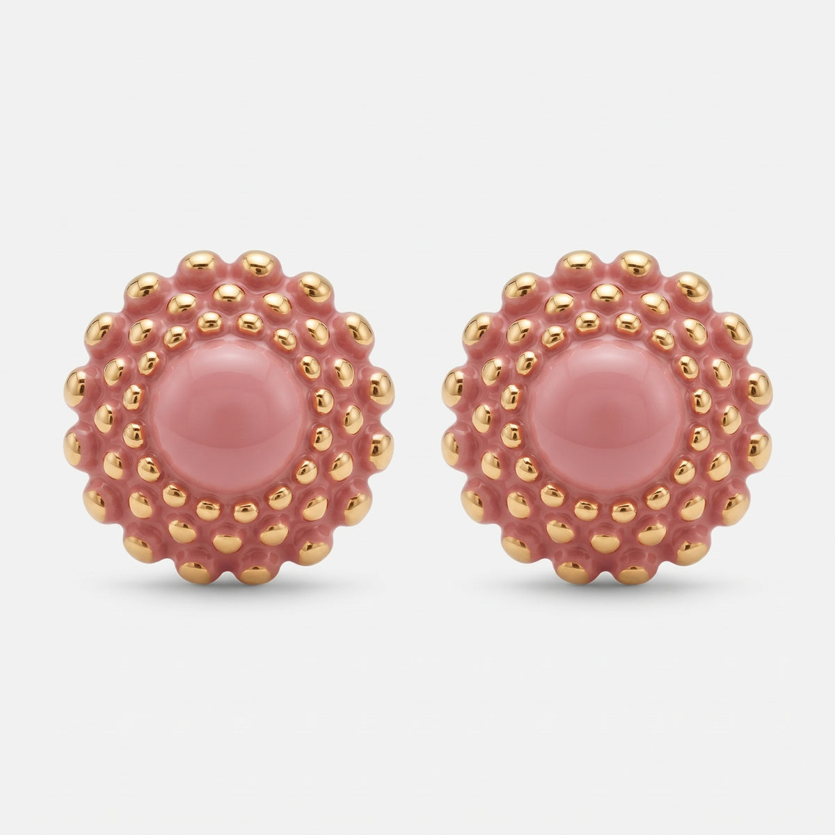Pendientes Girándola Rosa Palo — par de pendientes stud de porcelana rosa cálido con bultos dorados y centro liso, vista frontal sobre fondo blanco
