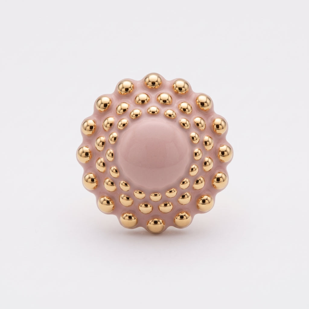 Girándola Rosa Palo — vista frontal del anillo de porcelana rosa con bultos dorados brillantes y centro liso, sobre fondo blanco