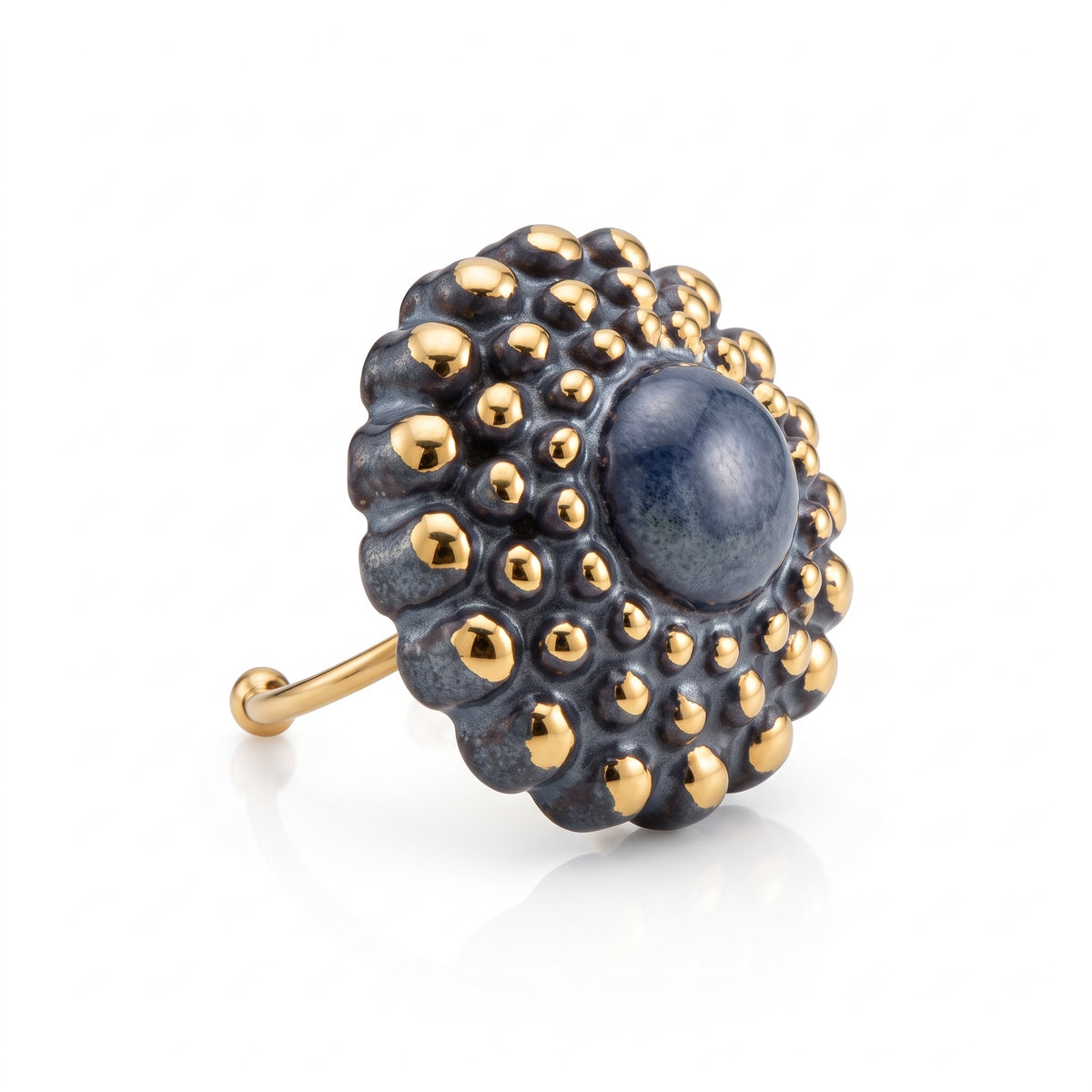 Girándola Pizarra Oro — vista lateral del anillo de porcelana gris azulado con bultos dorados y aro dorado abierto, fondo blanco
