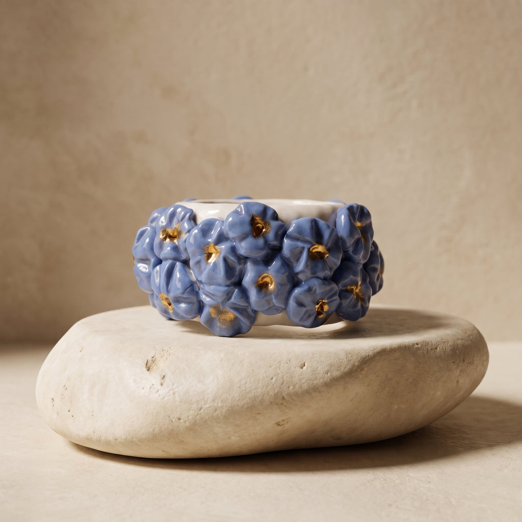 Bouquet Azul — anillo de porcelana con flores azul aciano modeladas a mano y pistilos de oro sobre piedra natural beige, vista lateral