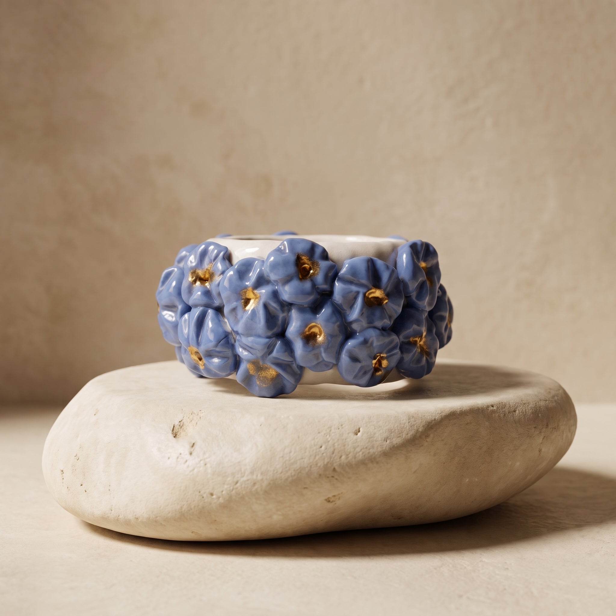 Bouquet Azul — anillo de porcelana con flores azul aciano modeladas a mano y pistilos de oro sobre piedra natural beige, vista lateral