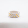 Polvo de Estrella — anillo de porcelana blanca mate con puntos de oro brillante distribuidos irregularmente, vista frontal sobre fondo blanco