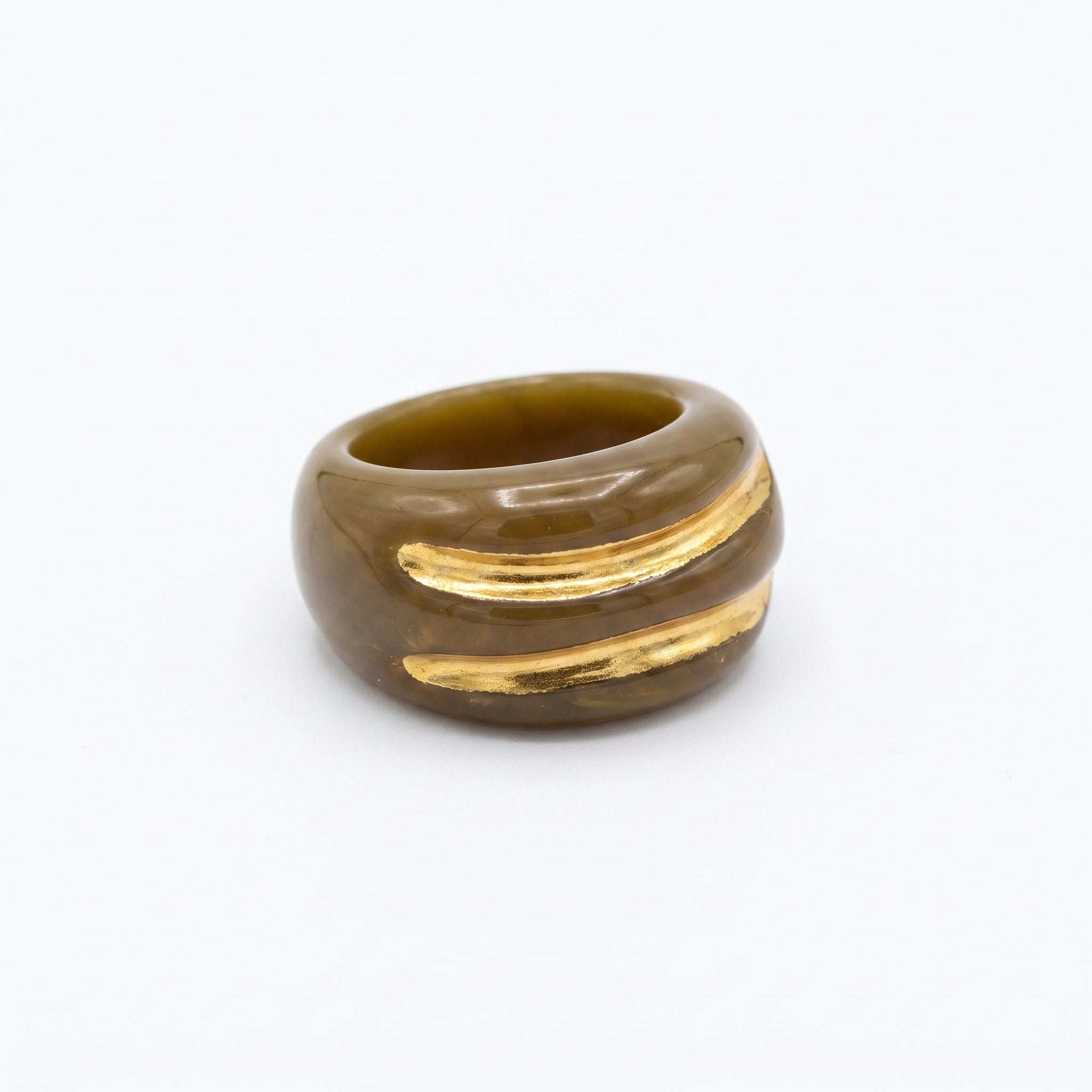 Onda Caramelo — anillo de porcelana con esmalte caramelo brillante y vetas doradas diagonales, vista lateral sobre fondo blanco mostrando el volumen redondeado