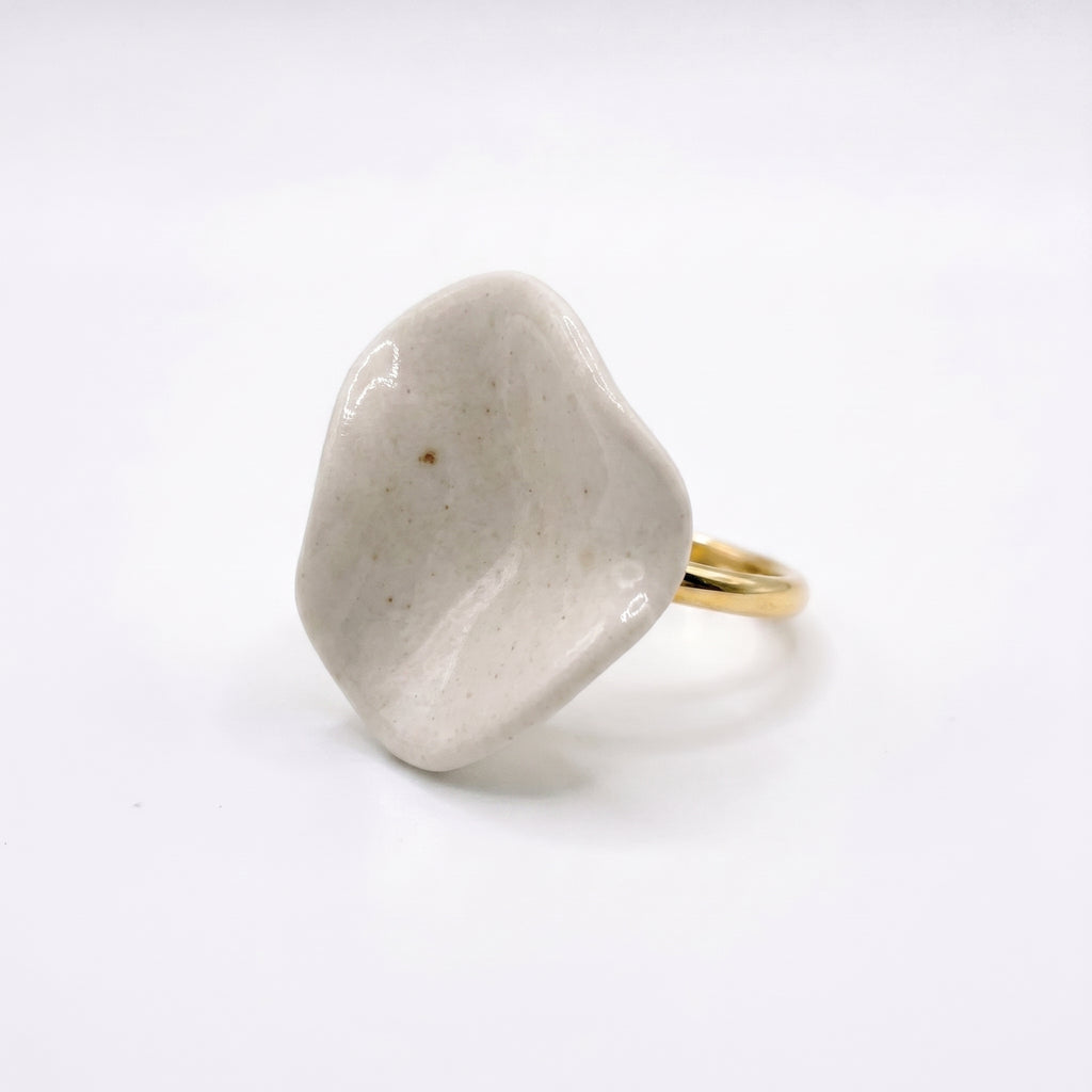 Pétalo Blanco — anillo de porcelana brillante sobre fondo blanco, vista frontal
