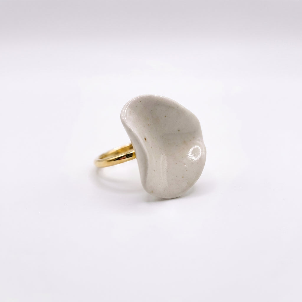 Pétalo Blanco — anillo de porcelana vista lateral izquierda