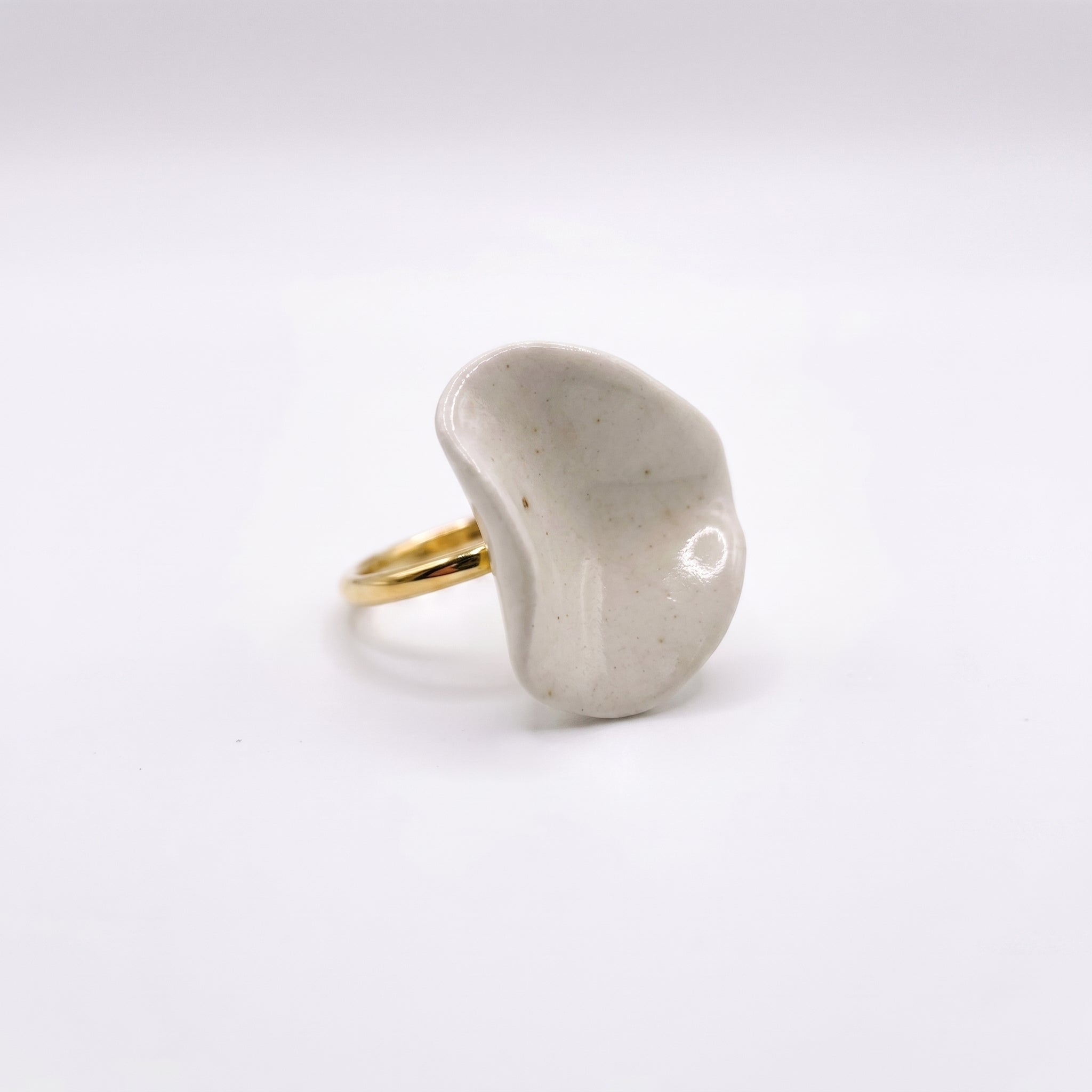 Pétalo Blanco — anillo de porcelana vista lateral izquierda