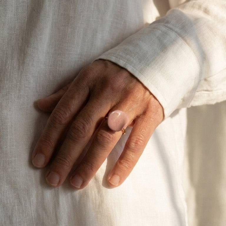 Pétalo Morado — anillo ajustable de porcelana lavanda mate con aro de oro fino, vista lateral sobre fondo blanco mostrando la forma orgánica asimétrica