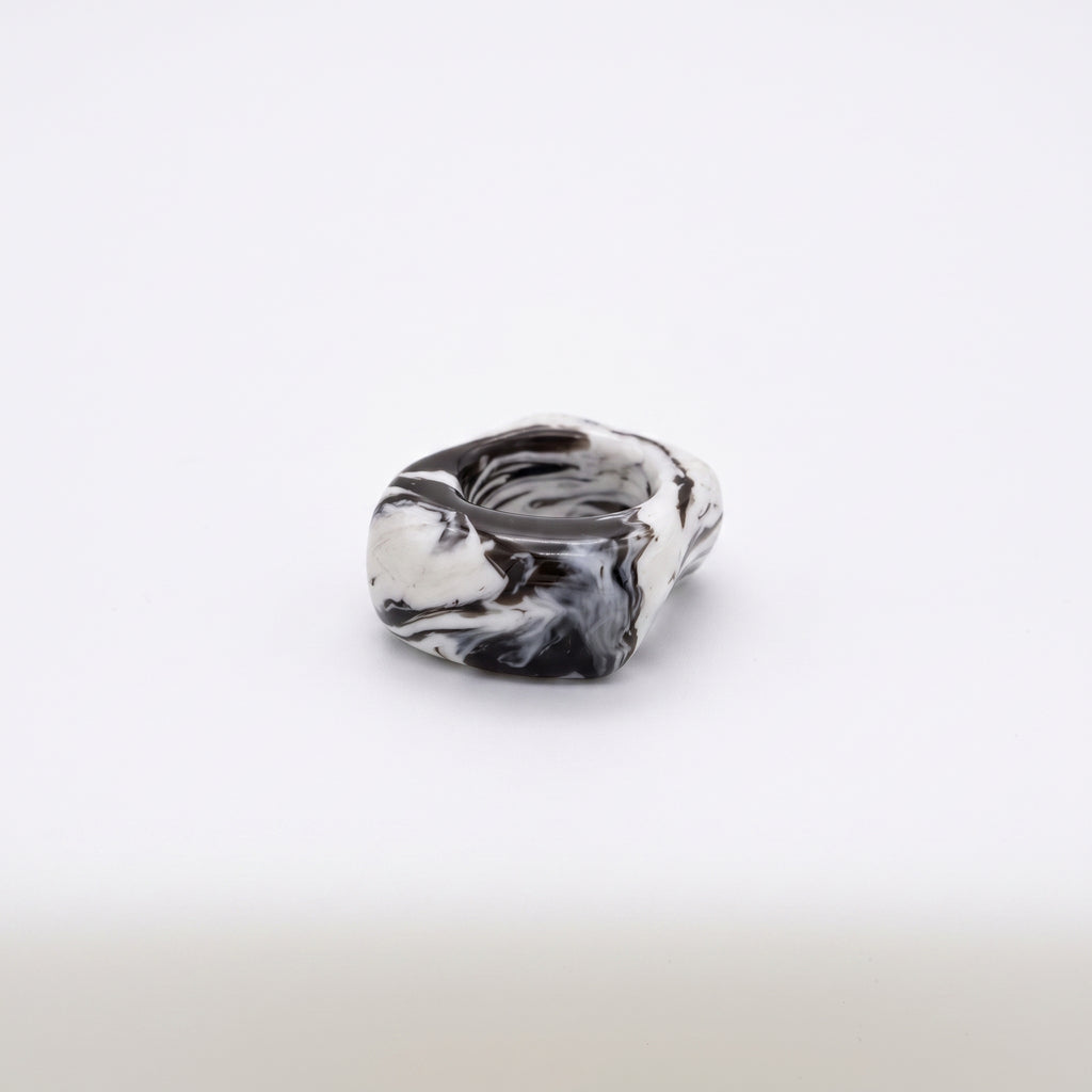 Petra Surco Black — anillo de porcelana negro con vetas blancas marmoladas, forma cúbica alta, vista lateral sobre fondo blanco