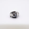 Petra Surco Black — anillo de porcelana negro con vetas blancas marmoladas, forma cúbica alta, vista lateral sobre fondo blanco
