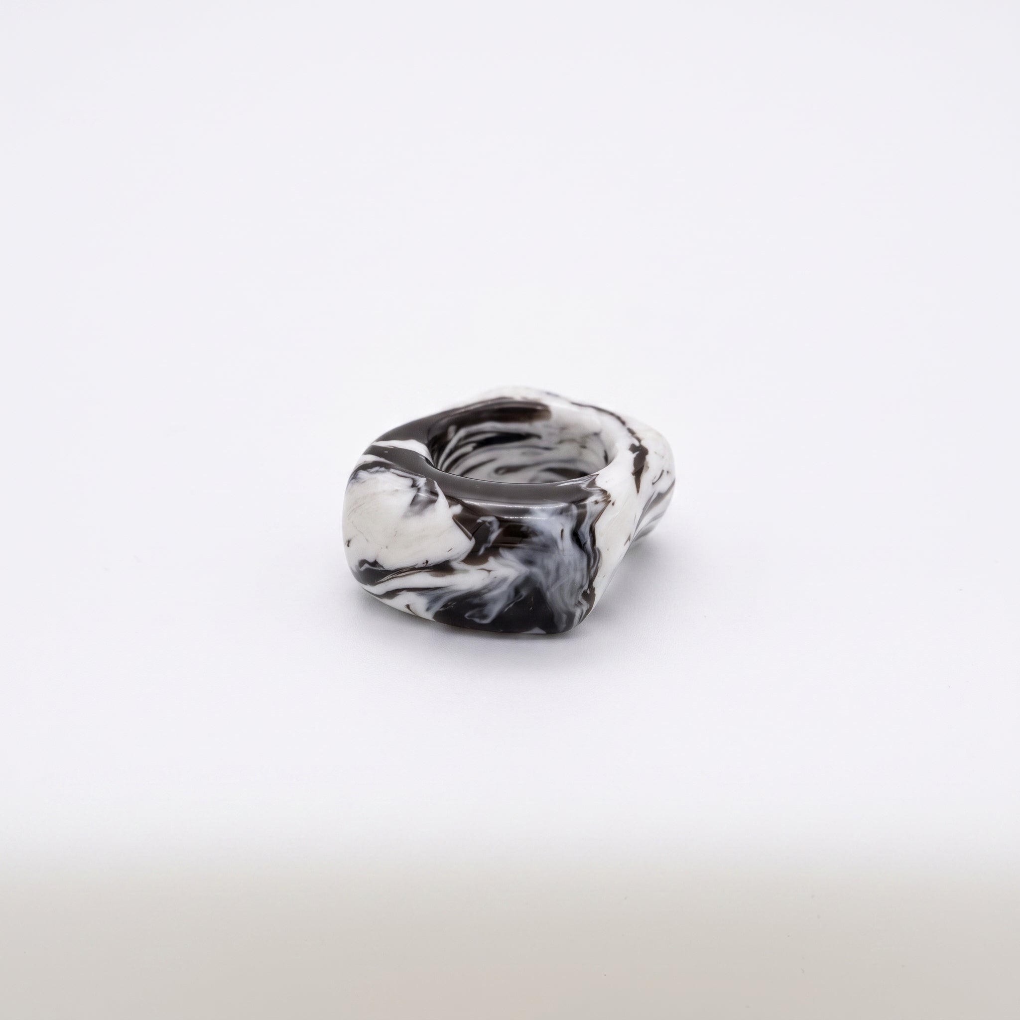 Petra Surco Black — anillo de porcelana negro con vetas blancas marmoladas, forma cúbica alta, vista lateral sobre fondo blanco