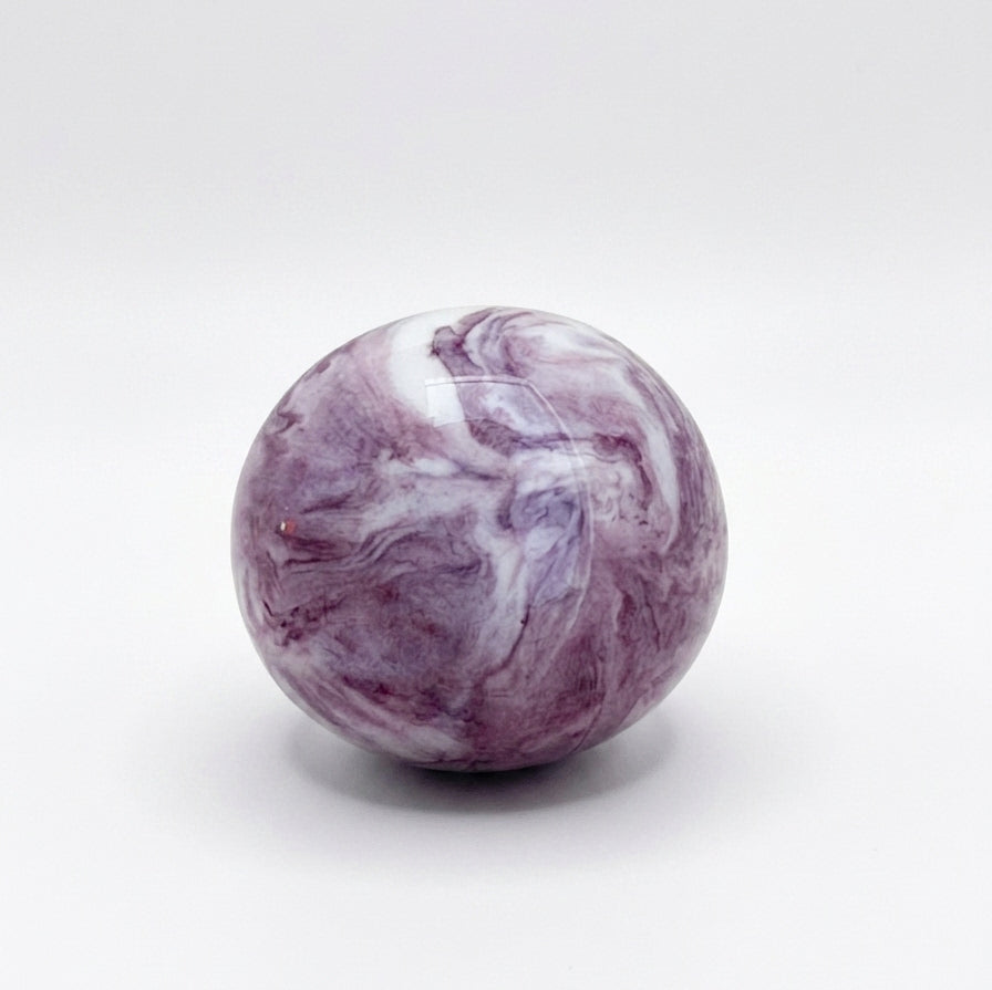 Trazo Malva — cúpula esférica de porcelana brillante en malva con vetas blancas, vista frontal sobre fondo blanco mostrando el efecto mármol mineral