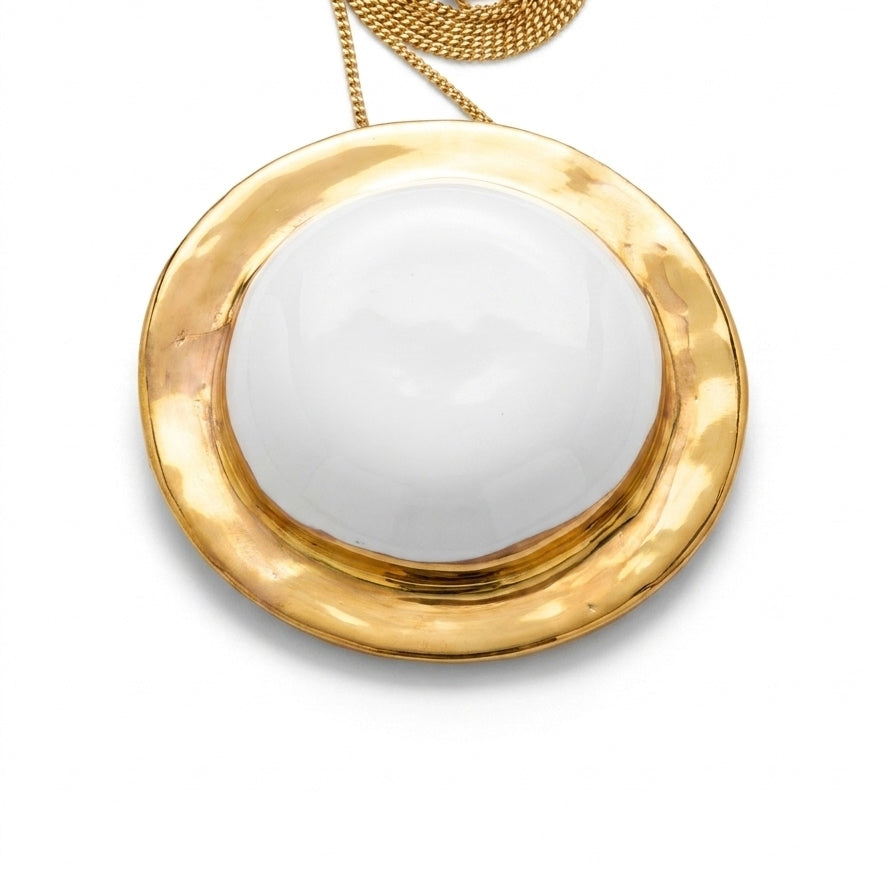 Eclipse Parcial colgante — disco de porcelana blanca mate enmarcado por aro de oro brillante con cadena dorada, vista frontal sobre fondo blanco