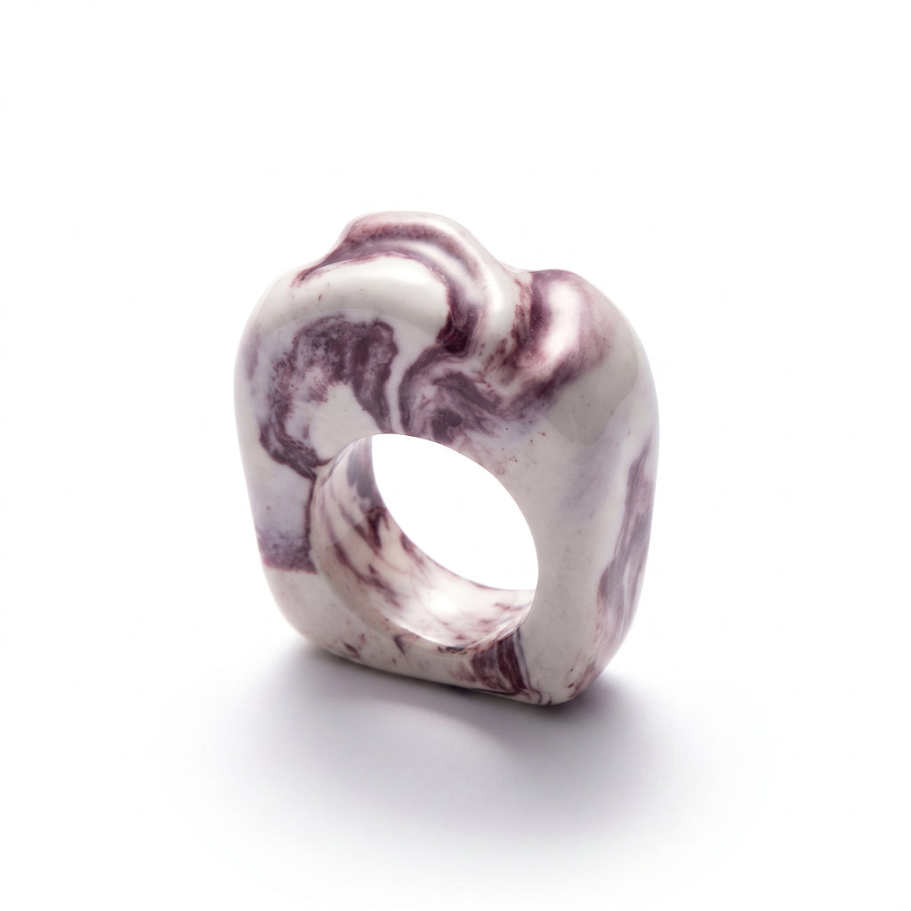 Petra Surco Lilac — anillo de porcelana marmolada lila sobre fondo blanco, vista frontal