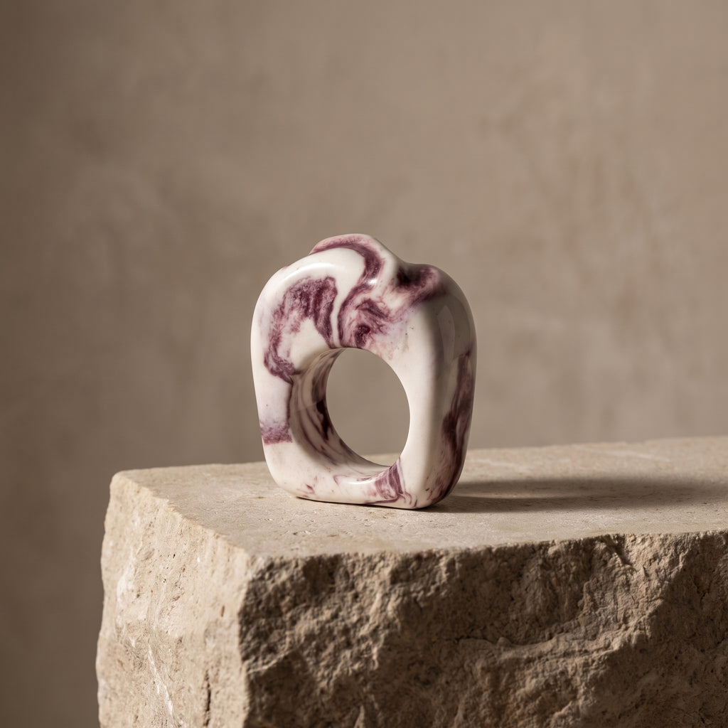 Petra Surco Lilac — anillo de porcelana marmolada lila sobre piedra travertino