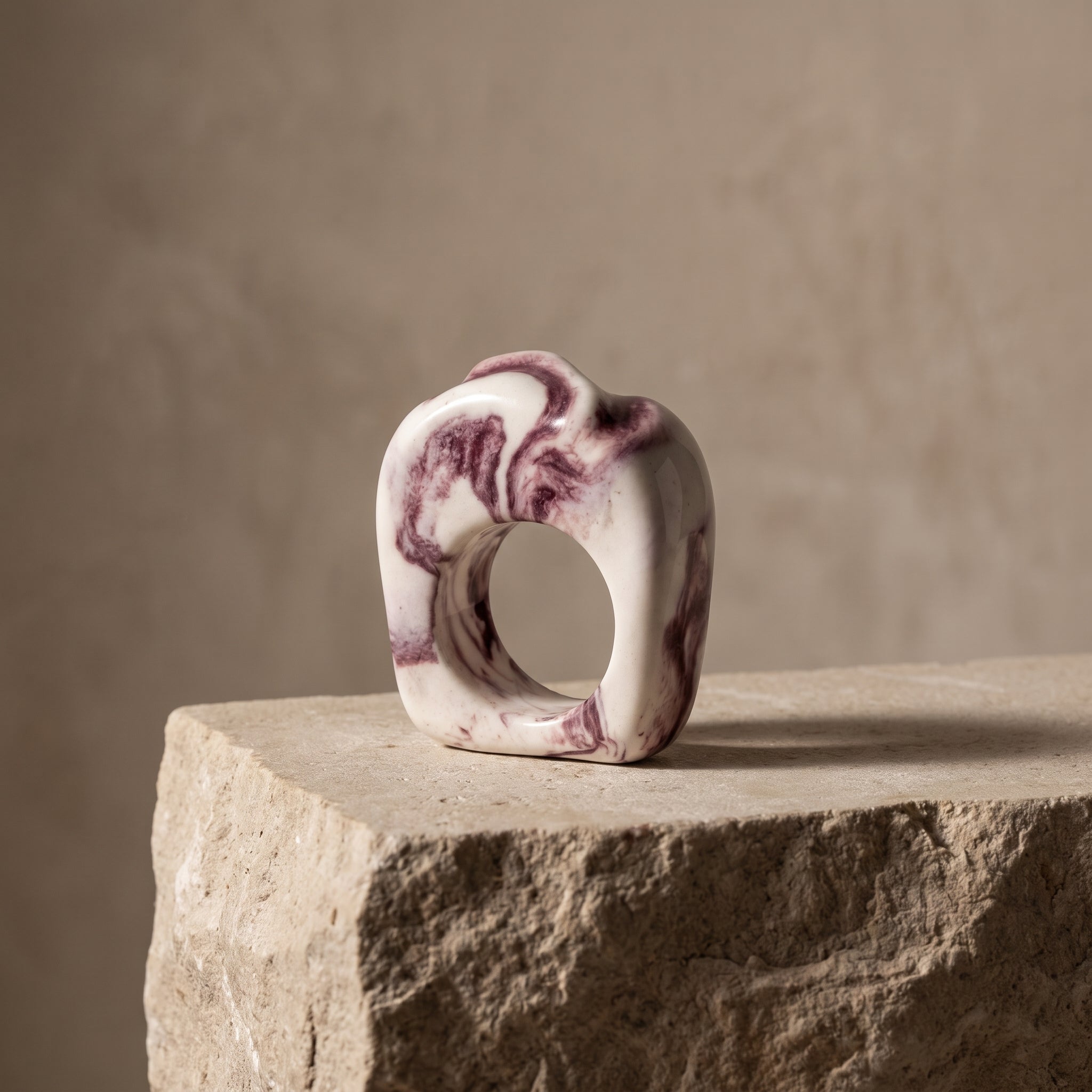Petra Surco Lilac — anillo de porcelana marmolada lila sobre piedra travertino