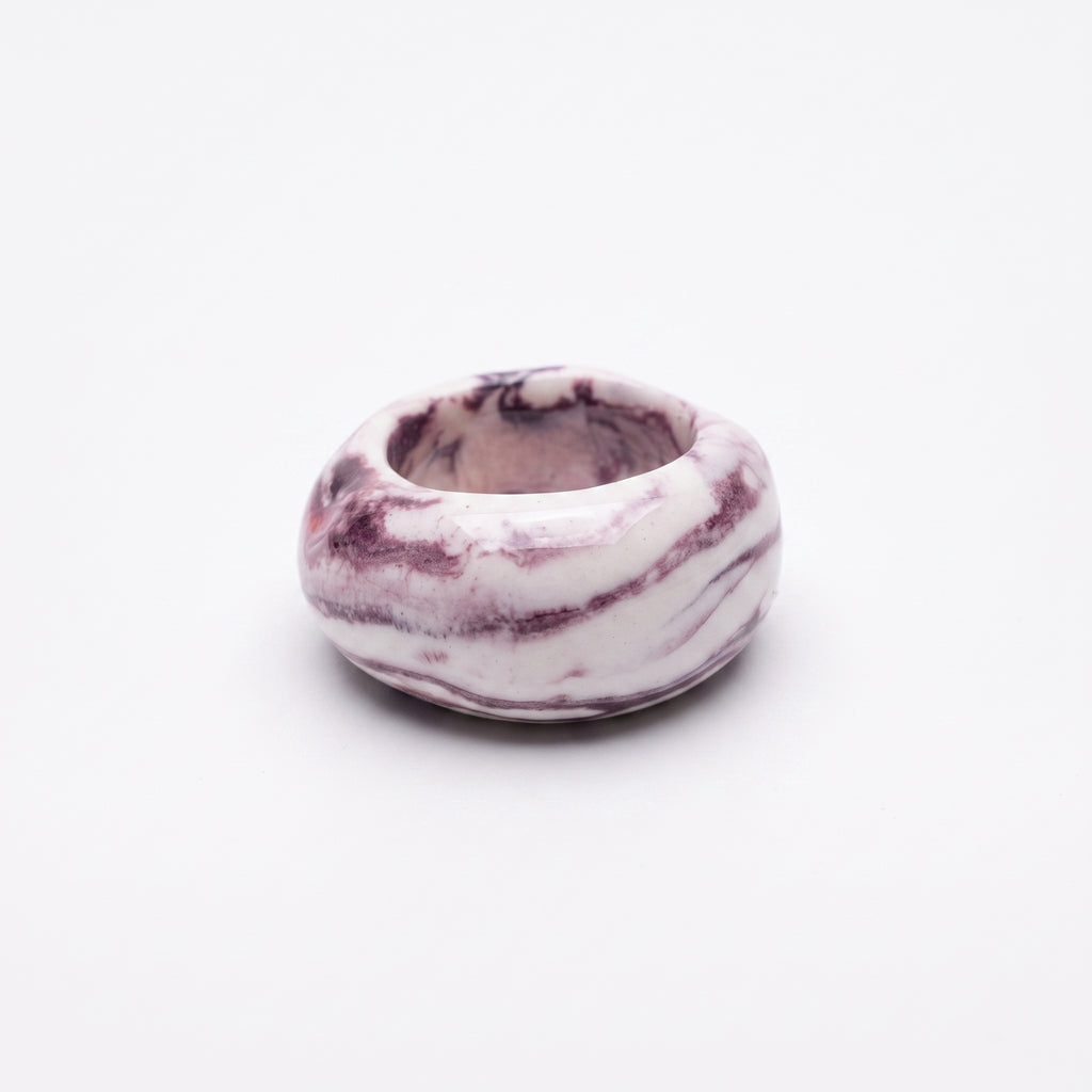 Petra Lilac — anillo de porcelana marmolada lila sobre fondo blanco, vista frontal