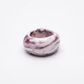 Petra Lilac — anillo de porcelana marmolada lila sobre fondo blanco, vista frontal