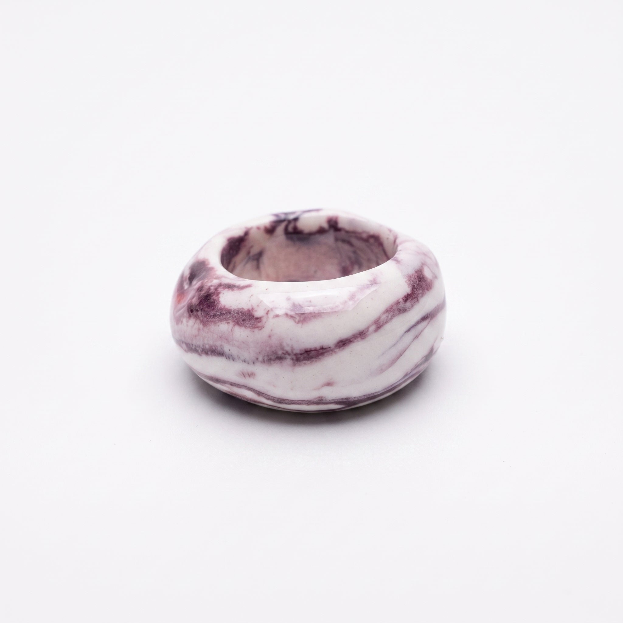 Petra Lilac — anillo de porcelana marmolada lila sobre fondo blanco, vista frontal