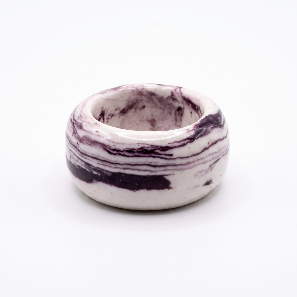Petra Lilac talla 16 — anillo de porcelana marmolada lila sobre fondo blanco, vista frontal