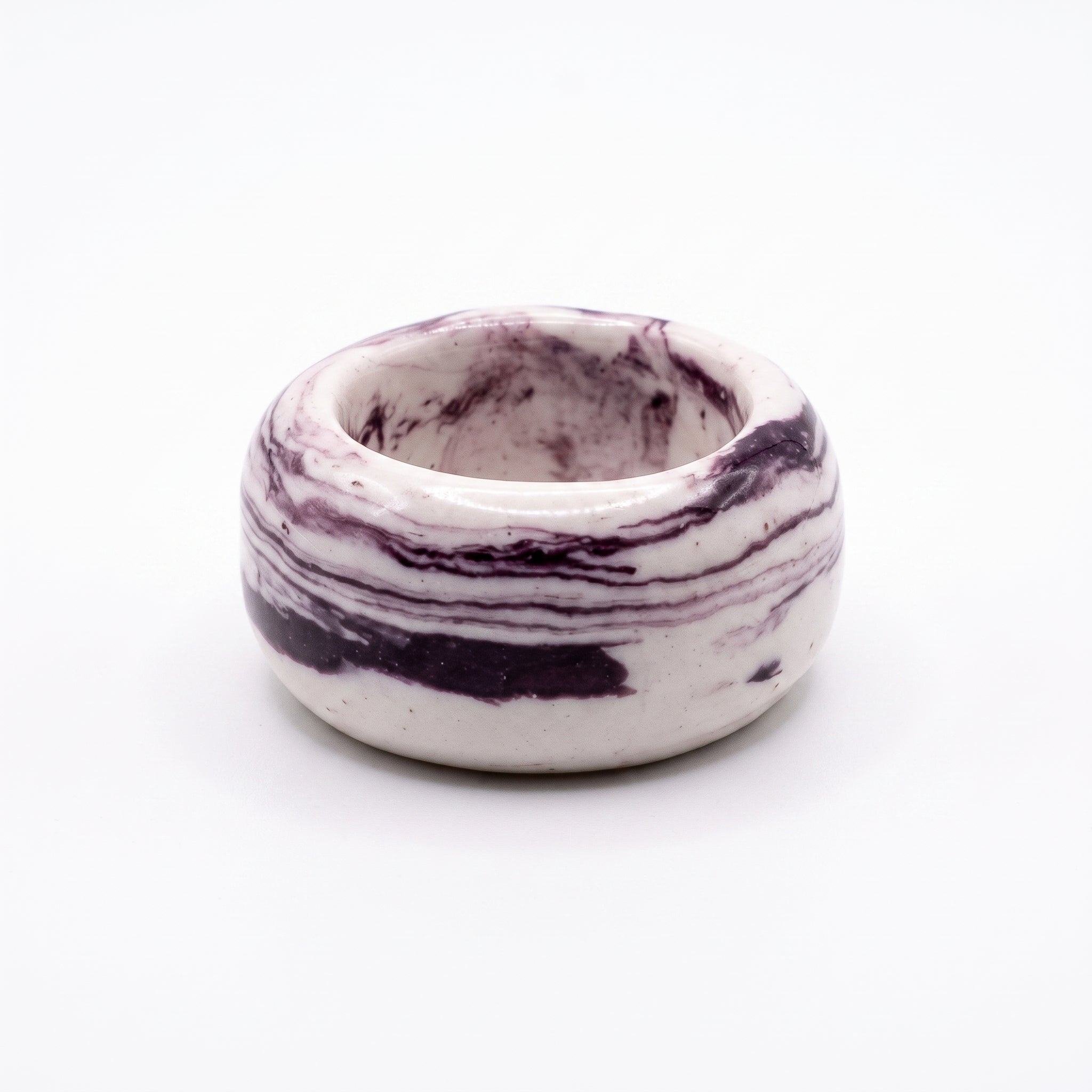 Petra Lilac talla 16 — anillo de porcelana marmolada lila sobre fondo blanco, vista frontal