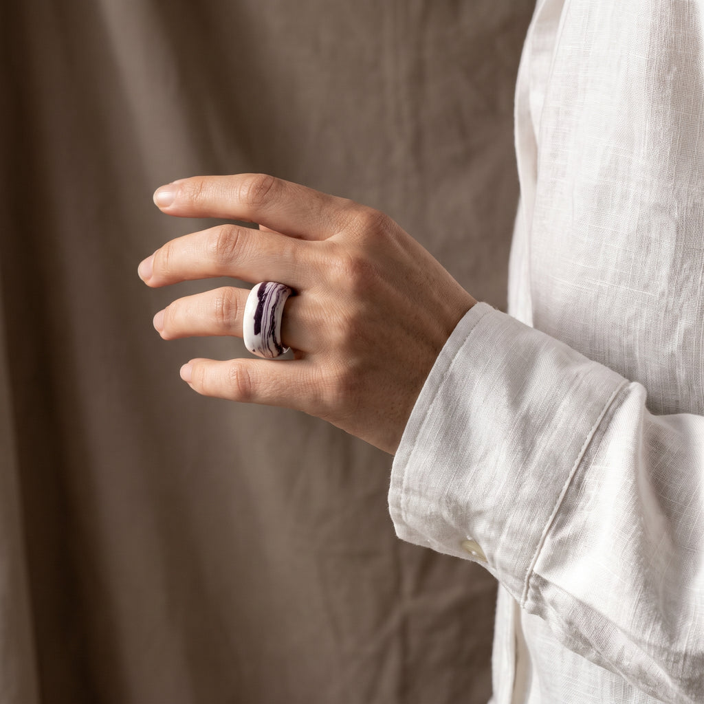 Petra Lilac talla 16 — anillo de porcelana marmolada lila en mano con camisa blanca