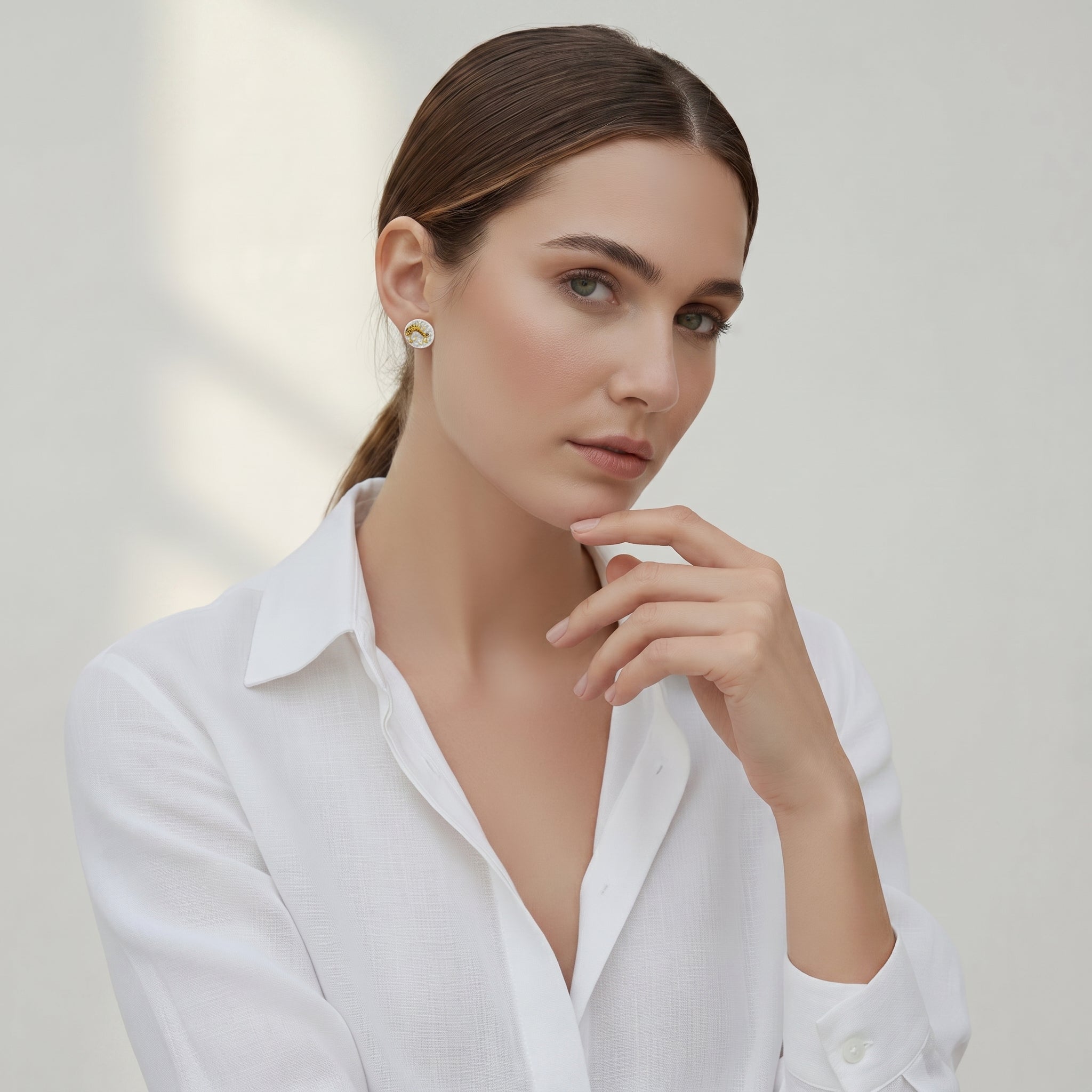 Nido de Pétalos Dorado — modelo con pendientes de porcelana blanca y dorado