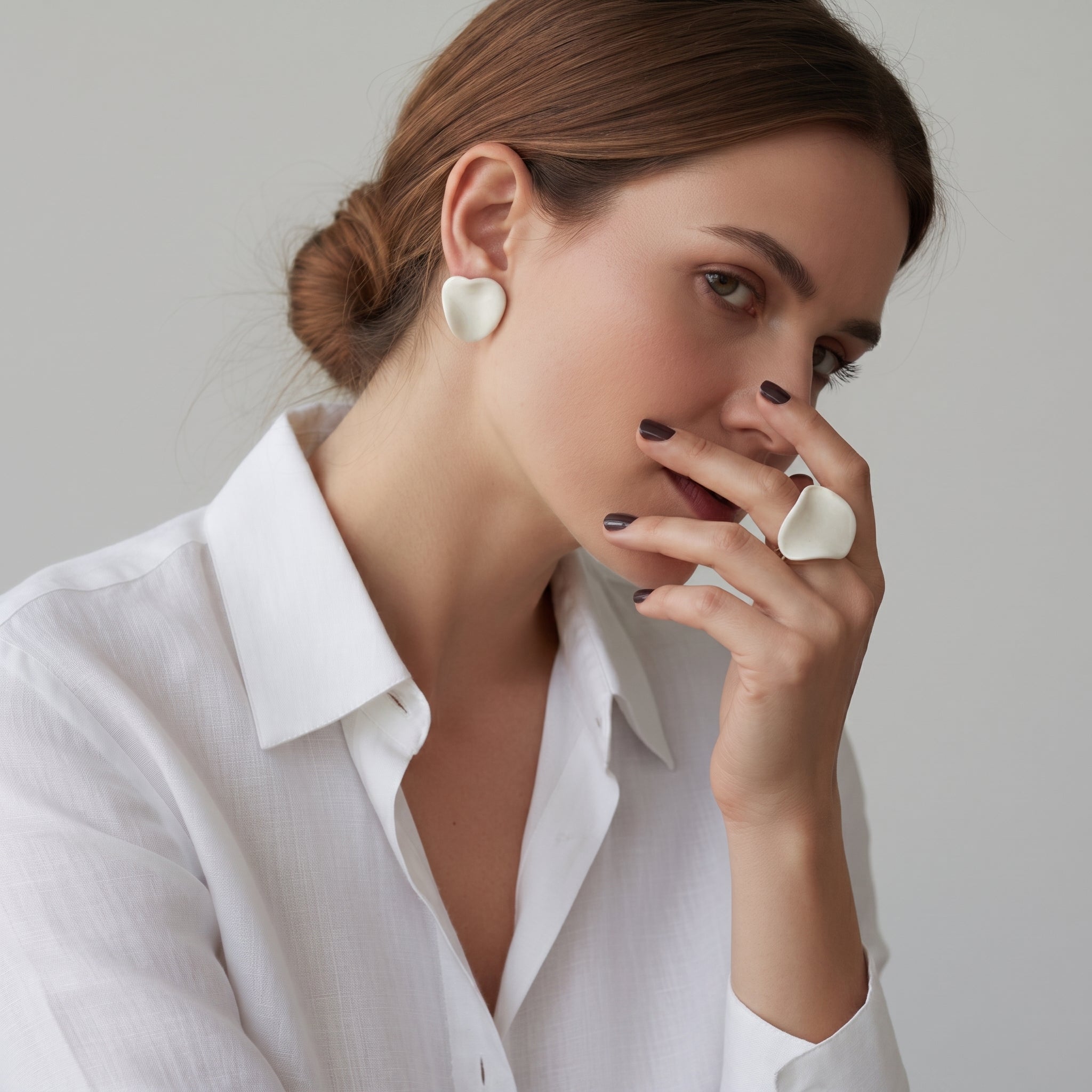 Pétalo Blanco — modelo con anillo y pendientes de porcelana blanca