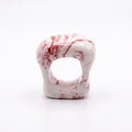 Petra Coral — anillo de porcelana blanca con vetas coral-rojo marmoladas, forma ancha y orgánica, vista frontal sobre fondo blanco