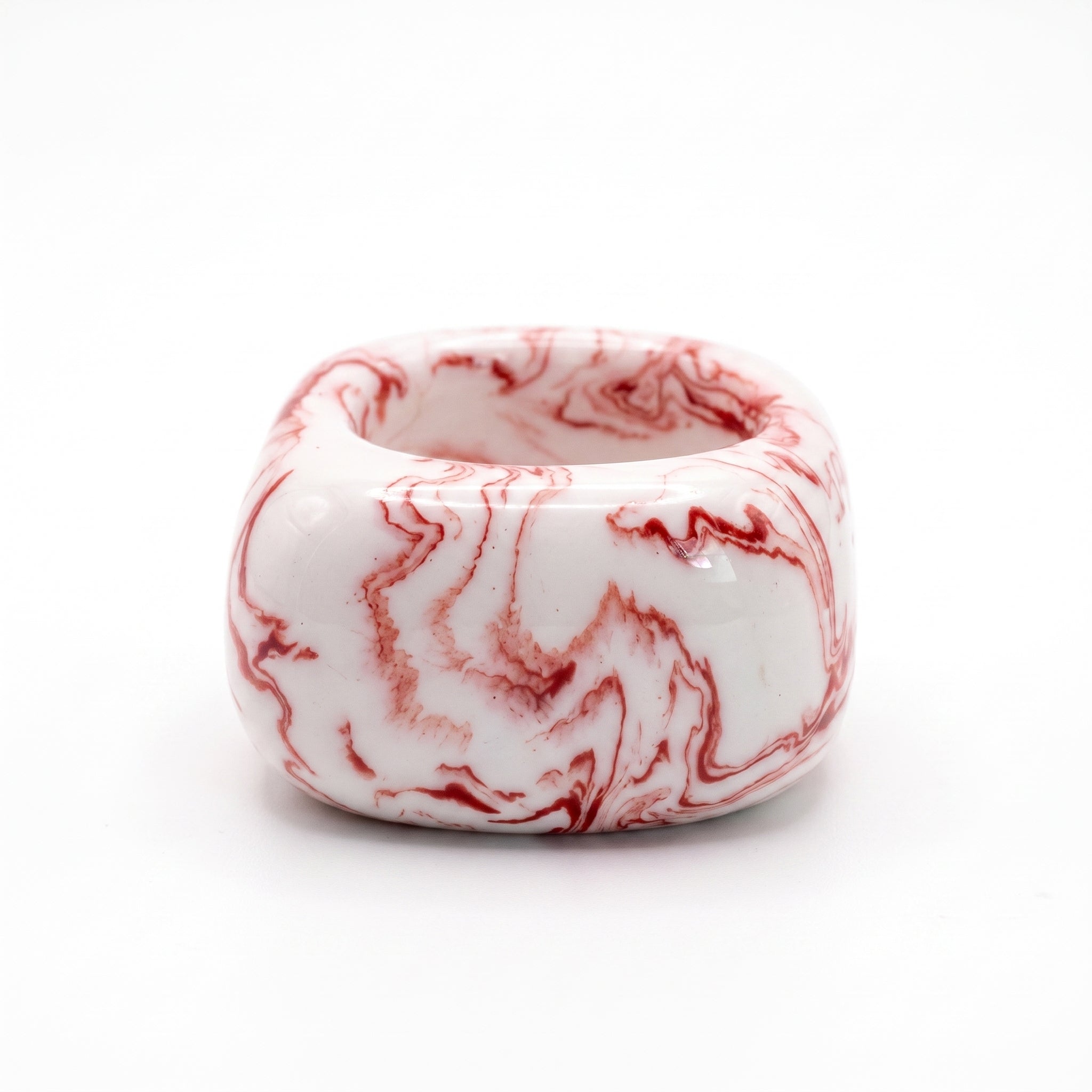 Petra Coral Small — anillo de porcelana blanca con vetas coral-rojo marmoladas a mano, forma cúbica redondeada, vista lateral sobre fondo blanco