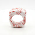 Petra Coral Small — anillo de porcelana blanca con vetas coral-rojo marmoladas a mano, forma cúbica redondeada, vista frontal sobre fondo blanco