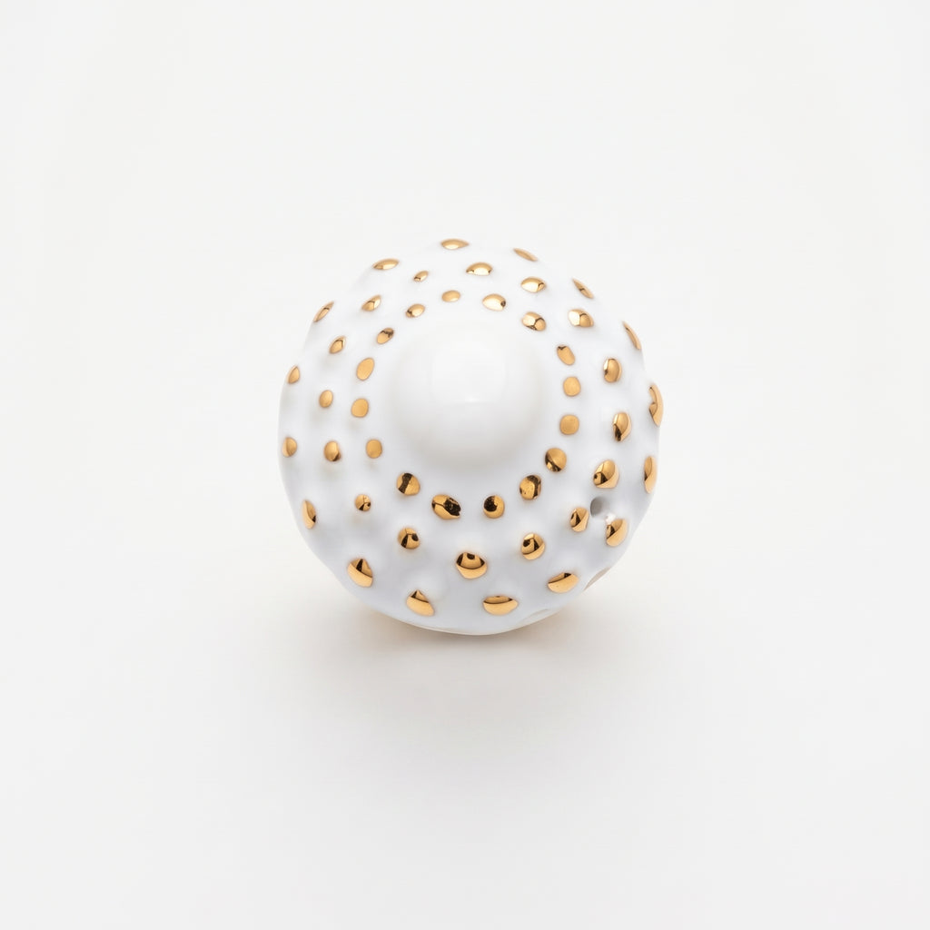 Girándola Blanco Oro S — anillo de porcelana blanca con puntos dorados excavados en la superficie sobre aro ancho dorado, vista frontal sobre fondo blanco